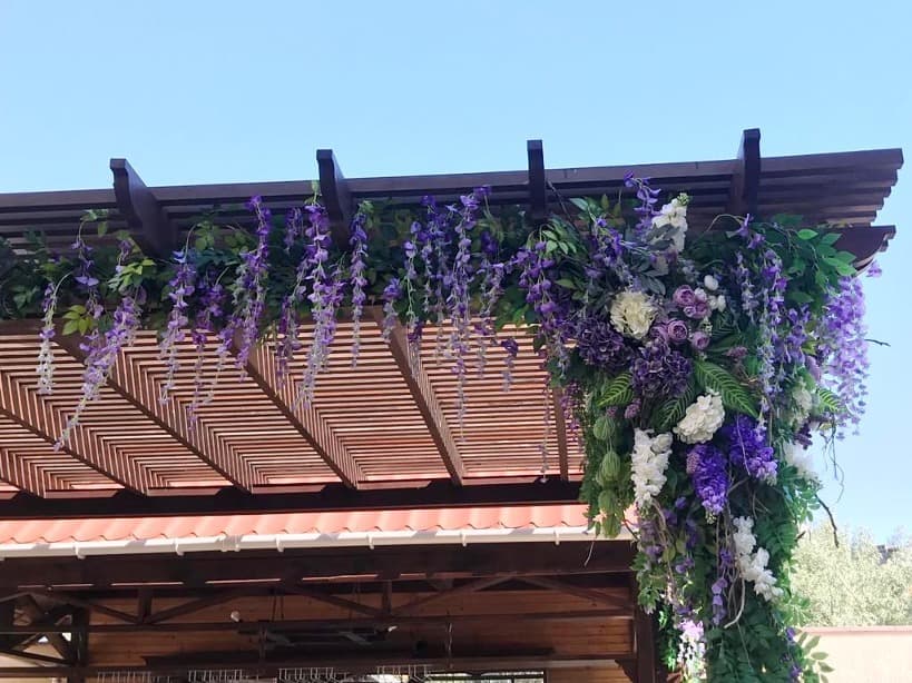 Пергола с цветами Яркий отель в Прибрежном (Крым)