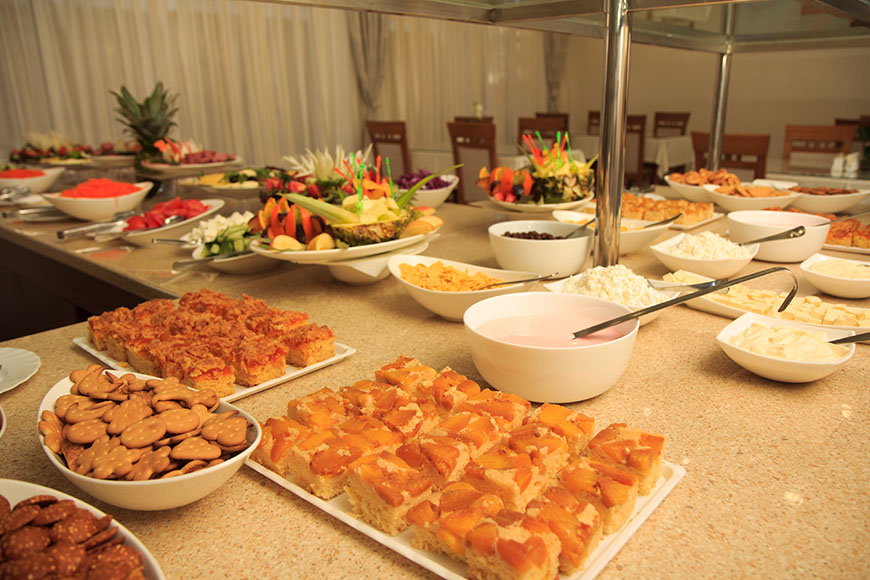 Шведская линия в ресторане Отдых в Саках на берегу моря с питанием.