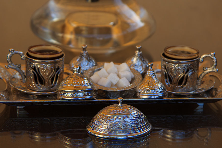 Подача чая в Дюльбере Напитки в баре отеля Дюльбер.