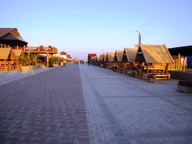 Набережная у моря в Прибрежном Евпатория, отель с хорошим пляжем в Крыму.