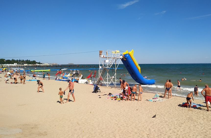 Отдых на берегу моря в Евпатории.